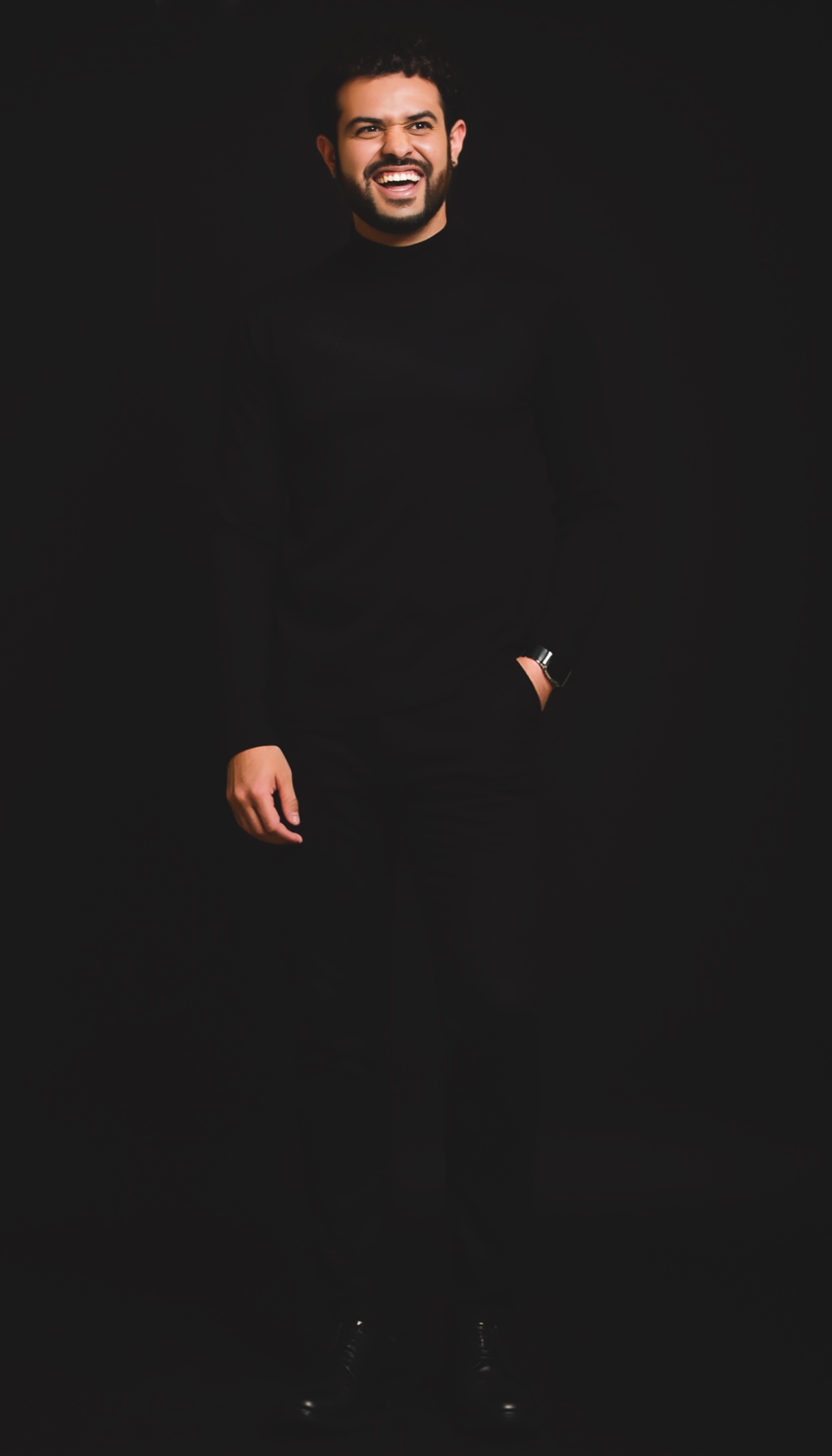 Marcus Filho sorrindo, vestido de preto