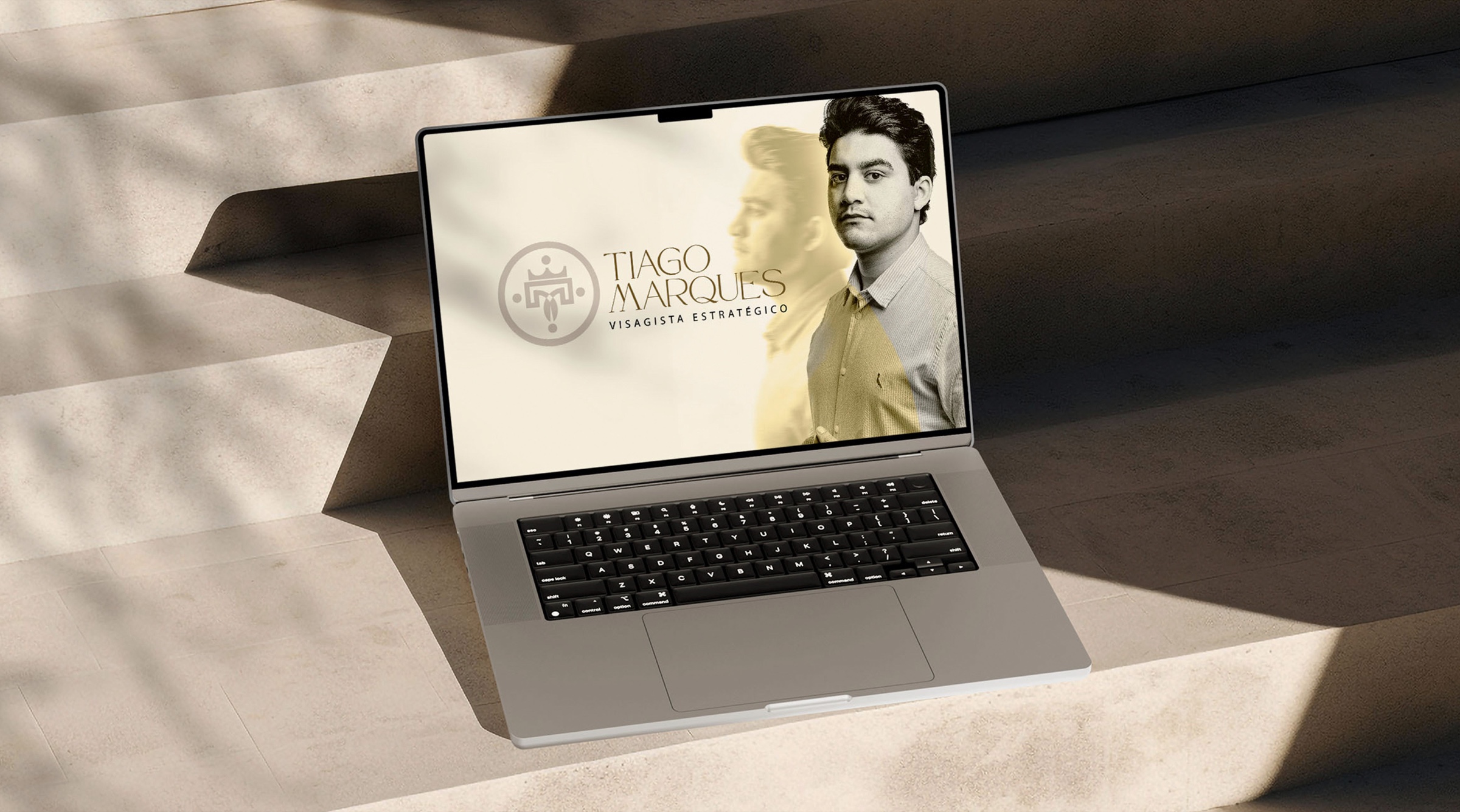 Identidade Tiago Marques aplicada em notebook
