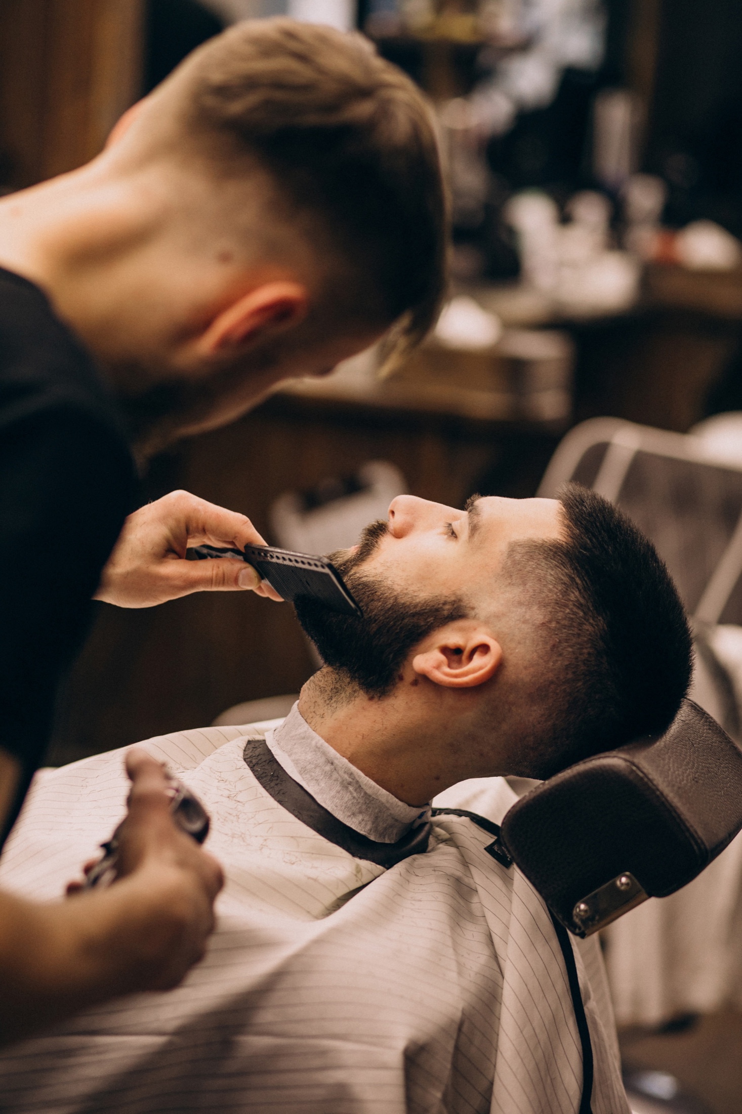 Atendimento de barba no projeto Tiago Marques